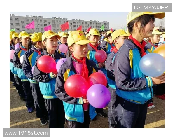 三位小朋友在阳光下尽情挥洒汗水打篮球的快乐时光